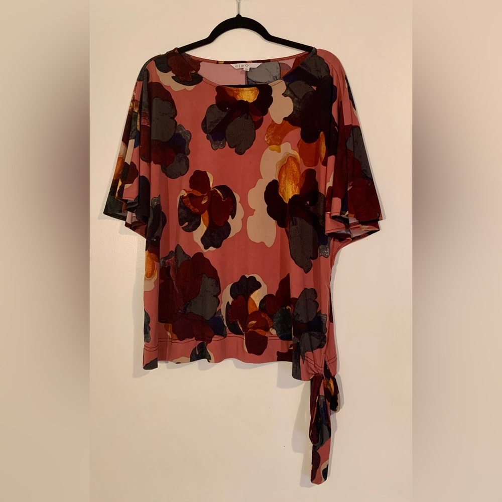 131 CLEO plus abstract print tie top